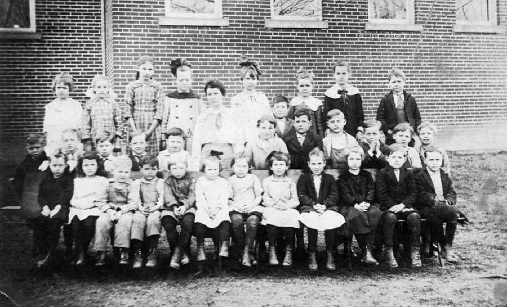 Alma Grade School class; 1917